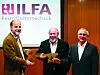 Die Gesellschafter Manfred Jähnert und Walter Süllau bei der symbolischen Schlüsselübergabe an Christian Behrendt, Leiter der Investorengruppe, die Ilfa übernommen hat.
