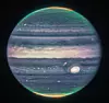 Webb NIRCam-Kompositbild von Jupiter aus drei Filtern – F360M (rot), F212N (gelb-grün) und F150W2 (cyan)