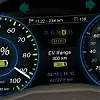 Tacho und Energieanzeige eines E-Autos