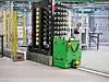 Per WLAN bekommt das AGV den Auftrag, das bis zu zwei Tonnen schwere Gestell mit Metallträgern zur Lackier-Straße zu fahren.