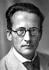 Erwin Schrödinger (1887–1961) Berühmt für: Quantenmechanik Schrödinger ist vor allem für die Schrödinger-Gleichung bekannt, die das Verhalten von Quantenmechanischen Systemen beschreibt. Diese Gleichung ist ein zentrales Element der Quantenmechanik und beschreibt, wie sich Wellenfunktionen im Laufe der Zeit verändern. Schrödinger ist auch bekannt für sein Gedankenexperiment