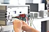Batterietestsystem für den Praktikumseinsatz. Studierende stärken ihr Grundverständnis für elektrochemische Speicher und erfahren praktisch das Verhalten von Zellen.