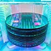 Wafer dienen als Grundlage für die Herstellung von Mikrochips, die in nahezu allen gängigen elektronischen Geräten zum Einsatz kommen. Halbleiterfabs arbeiten mit höchster Präzision, um diese Wafer unter kontrollierten Bedingungen zu verarbeiten.