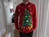 Der singende und leuchtende Christmas-Sweater Kein Weihnachten ohne (ugly) Christmas-Sweater! Nanikgeorge hat das Konzept der Weihnachtsmode auf die nächste Stufe gehoben: Ein Christmas Sweater, der nicht nur leuchtet, sondern auch singt! Mit einem Arduino Nano, LEDs und einem Piezo-Buzzer spielt der Pullover mehrere Lieder, während die Lichter im Takt blinken.