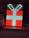 Weihnachtsdeko leicht gemacht Weihnachtslichter mal anders: Brian McCafferty hat ein kreatives LED-Display aus einem Raspberry Pi Zero, WS2812-LED-Streifen und 255 Ping-Pong-Bällen gebaut. Die LEDs, clever in einem S-Muster verkabelt, leuchten durch die Bälle und erzeugen beeindruckende Effekte wie Schneeflocken, Geschenke und Animationen. Dieses vielseitige Projekt ist nicht nur ein Highlight für die Festtage, sondern auch eine kreative Leinwand für das ganze Jahr!