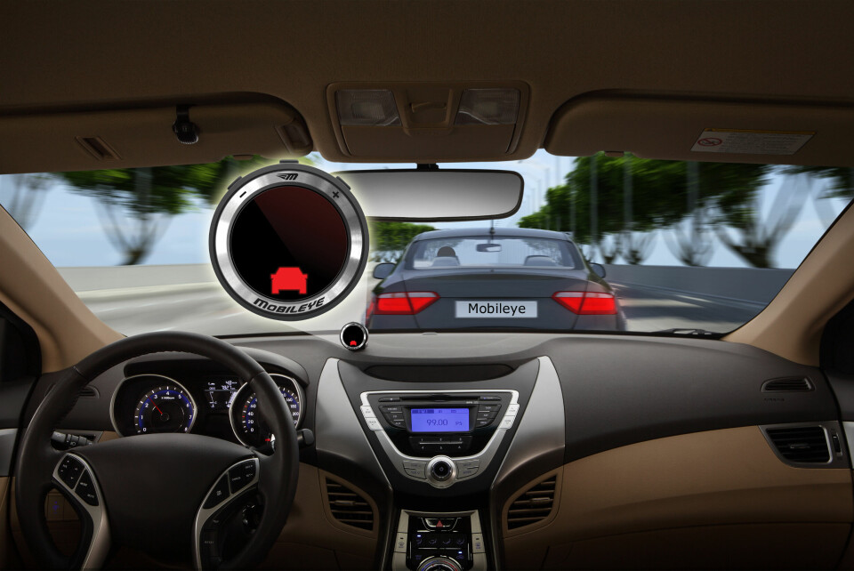 Aufmacher: Die Mobileye-Technologie ist in der Lage, Fahrzeuge, Fußgänger, sowie Fahrrad- und Motorradfahrer zu erkennen und nach Gefahrenpotenzial (hier zu dichtes Auffahren) zu klassifizieren. Querverkehr wird erst 2018 erkannt, wurde nach dem Tesla-Unfall in den USA verkündet.