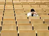 Student allein im Hörsaal