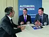 Jeremy Flann (Mitte) und Jörg Zimmer (rechts) im Gespräch mit AUTOMOBIL-ELEKTRONIK-Chefredakteur Alfred Vollmer: Security muss vom ersten Tag an eingebaut sein, denn man kann Security nicht nachträglich einbauen.