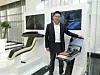 Jeff Wang im Firmen-Showroom in Ningbo/China vor einer Technologiedemo von Preh.