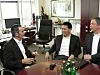 Jeff Wang (Mitte) und Christoph Hummel (rechts) im Gespräch mit AUTOMOBIL-ELEKTRONIK-Redakteur Alfred Vollmer.
