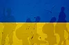 Ukraine Flagge an der Wand und Schatten der Soldaten und Flüchtlinge verlassen. Ukraine Krieg Konzept