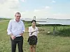 Bernd Leushake und Vorada Serios in Thailand: Die mit Strahlenvernetzung behandelten Solarleitungen können über 25 Jahre unbeschadet im Wasser verbringen.