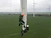 Für die Prüfungen von Windenergieanlagen bedarf es schwindelfreier Fachleute wie hier vom Berliner Dienstleister Seilpartner Windkraft.