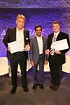 Bild 3: Rahman Jamal (mitte) überreicht den VIP 2016 Best-Paper-Award an Michael Konrad und sein Team von Konrad Technologies (links) und Niels Koch, Audi AG (rechts).