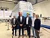 Die Projektverantwortlichen von Mercedes und der Uni Kassel vor dem Probefahrzeug: Prof. Mohamed Ayeb (v.l.), Prof. Michael Fister, Henning Rimbach (Daimler Truck), Christoph Mädler (Student), Prof. Ute Clement (Universitätspräsidentin).