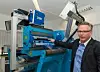 Oliver Hissmann, Sales Manager bei OCS, erläutert die Funktionsweise einer Anlage zur Folieninspektion.