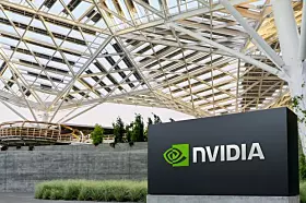 <p><strong>Platz 4: Nvidia – 218,5 Milliarden Euro</strong><br>
Kein Unternehmen in der Top 10 hat sein Gewicht in der Elektronikindustrie zuletzt so stark verändert wie Nvidia. Der Konzern ist vom Spezialisten für Grafikprozessoren zum zentralen Hardwareanbieter für KI-Rechenzentren geworden. Im zweiten Quartal des Geschäftsjahres 2027 erreichte Nvidia einen Umsatz von 96,2 Milliarden US-Dollar – 106 Prozent mehr als ein Jahr zuvor. Davon entfielen allein 89 Milliarden US-Dollar auf das Datacenter-Geschäft. Nach Blackwell fährt Nvidia inzwischen auch die Vera-Rubin-Plattform für die nächste Generation großer KI-Systeme hoch.</p>

<p>Mit einem TTM-Umsatz von rund 218,5 Milliarden Euro liegt Nvidia inzwischen nur noch knapp hinter Foxconn und Samsung. Im bisherigen Beitrag vom Februar 2025 waren es erst rund 113 Milliarden Euro. Damit hat sich der Umsatz, auf Eurobasis betrachtet, in rund eineinhalb Jahren nahezu verdoppelt.</p>