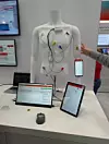 Apropos TI: Bei Texas Instruments standen auf dem Stand verschiedene Themen wie Edge-KI, Sensoring und Security. Dieser Heart-Rate-Monitor etwa zeigt die Vereinigung dieser drei Technologien im Healthcare-Sektor. Die Herzfrequenz wird überwacht, verarbeitet und dann sicher an eine App übertragen.