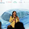 Für KI-gesteuerte Fahrzeuge braucht es mehr als nur Fehlertoleranz und Diagnoseprüfungen. Das Schlüsselwort heißt Interoperabilität. Auf der Automotive Computing Conference 2025 in Detroit erklärte Jyotika Athavale, Director bei IEEE und Synopsys, dass Interoperabilität zum Grundprinzip automobiler Systeme werden muss. Athavale begann ihre Ausführungen mit einer Analyse der sich wandelnden Zuverlässigkeit von Halbleitern. Da Chips, selbstredend auch im Automobilbereich, immer leistungsfähiger werden, steigt ihre Anfälligkeit für Ausfälle. Sie nannte eine Vielzahl von Fehlerursachen: von Elektromigration über Verformungen bis hin zu Kontaktinstabilität und thermischer Degradation. Diese Herausforderungen wachsen durch steigende Rechenanforderungen, KI-Workloads und die zunehmende Verbreitung von „Always-on“-Anwendungen wie Robotaxis weiter. Während ein herkömmliches Fahrzeug auf etwa 8.000 Betriebsstunden über 15 Jahre ausgelegt ist, kann ein Fahrzeug in einer Robo-Flotte rund um die Uhr im Einsatz sein. Dies führt zu völlig anderen Einsatzprofilen und höherem Verschleiß. Zentrales Thema von Athavales Vortrag war der IEEE P2851 Standard, ein Rahmen für funktionale Sicherheits-Interoperabilität über verschiedene Anwendungsbereiche hinweg – darunter Automotive. Der Standard definiert einen sogenannten „Dependability Lifecycle“, der Aspekte wie Zuverlässigkeit, Verfügbarkeit, Wartbarkeit, Cybersicherheit und Echtzeitverhalten berücksichtigt – alles subsumiert unter funktionaler Sicherheit. Innerhalb dieses Standards wird Interoperabilität auf drei Ebenen behandelt: Systemhierarchieübergreifend – Vom IP-Block bis hin zum Fahrzeug. Disziplinübergreifend – Abwägung von Leistung, Sicherheit, Zuverlässigkeit und Schutz in jeder Entwicklungsphase. Anwendungsübergreifend – Wiederverwendbarkeit von Ergebnissen in Bereichen wie Automotive, Luftfahrt oder Industrie. Ziel ist es, Sicherheitsanalysen von Beginn an technologie- und toolübergreifend abzustimmen. Athavale stellte anschließend einen – aus ihrer Sicht – essenziellen Baustein für sichere, langlebige KI-Systeme vor: Silicon Lifecycle Management (SLM). Statt Chips als Black Boxes zu betrachten, soll SLM eine kontinuierliche Überwachung ihres Zustands ermöglichen – von der Fertigung bis zum Einsatz. Mit integrierten Sensoren und Überwachungseinheiten für Parameter wie Spannungsmargen, Taktverzögerungen und Temperaturverläufe kann SLM eine Degradation erkennen, bevor es zu tatsächlichen Ausfällen kommt. Dies ermöglicht vorausschauende Wartung, sodass Probleme frühzeitig erkannt und entschärft werden können. Laut Athavale reicht die Datenpipeline von On-Chip-Sensoren über Edge-Controller bis zu Analyseplattformen. Korrekturmaßnahmen könnten dabei unter anderem Spannungsregelung, thermisches Management oder Lastverlagerung umfassen – alles mit dem Ziel, die Lebensdauer der Komponenten zu verlängern und die funktionale Sicherheit zu stärken. Ein weiterer Aspekt ihres Vortrags war die Auswirkung KI-spezifischer Workloads auf die Systemzuverlässigkeit. Athavale verwies auf eine Meta-Studie, laut der über die Hälfte der Ausfälle in großen KI-Clustern auf GPUs zurückzuführen waren – mit deutlich höheren „Soft Error“-Raten als bei klassischen Aufgaben. Im Automobilkontext hat dies weitreichende Folgen. Es unterstreicht die Notwendigkeit neuer Sicherheitskonzepte und der Integration von KI-Fehlverhalten in Sicherheitsanalysen. SLM kann laut Athavale den SPFM (Single Point Fault Metric) erhöhen und den PMHF (Probabilistic Metric for Hardware Failures) verbessern, da es auf realen Degradationsdaten statt auf Annahmen basiert.