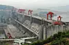Platz 1: Drei-Schluchten-Damm, Yangtze (China) – 22 500 MW Die 185 m hohe Schwergewichtsmauer bei Sandouping ist mit 34 Generatoren das leistungs-stärkste Kraftwerk der Erde. Vollständig am Netz seit 2012, stellte es 2020 mit fast 112 TWh einen weltweiten Erzeugungs¬rekord auf. Neben Strom liefert der Damm Hochwasser¬schutz und eine 5-Kammer-Schleuse; Kritik gilt vor allem Umsiedlungen und Sedimentation.