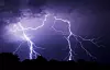 Mehrere Blitze am dunklen Himmeln – Symbol für statische Elektrizität