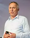 Dr. Wolfgang Huhn (Audi): „Die weltweite Automotive-Industrie benötigt Leitlinien für die zukünftige Kommunikation per Licht“ – und gemeinsame Forschung zu C2x mit Licht.