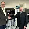Elec-Con-Geschäftsführer Dieter Bauernfeind (li) und Jörg Stöcker von Multi-Components geben sich die Hand