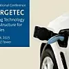 Weißes Elektroauto mit eingestecktem Ladekabel, Hinweis auf CHARGETEC Konferenz am 27.–28. Mai 2025 im SZ-Tower München zur Ladeinfrastruktur