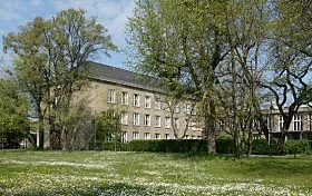 <b>Platz 3, Technische Universität Berlin</b><br>
Die Technische Universität Berlin gehört zu den drei bestplatzierten deutschen Hochschulen in dieser Übersicht. Weltweit erreicht sie Rang 53 und einen Overall Score von 75,0. Ihre Reputation unter Arbeitgebern wird mit 69,6 Punkten bewertet. Die Forschung der TU Berlin ist stark mit technischen, naturwissenschaftlichen und gesellschaftlichen Fragestellungen verknüpft. Modelle und Lösungsverfahren kommen unter anderem bei Themen wie Klimawandel, Energiewende, Digitalisierung, Mobilität und Infrastrukturnetzen zum Einsatz.
