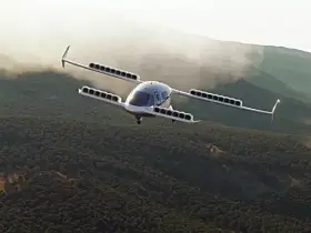 Flugtaxi des Elektro-Flugzeug-Pioniers Lilium in der Luft über einem Wald
