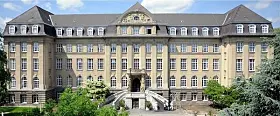 <b>Platz 1, Rheinische Friedrich-Wilhelms-Universität Bonn</b><br>
Die Rheinische Friedrich-Wilhelms-Universität Bonn führt das Ranking der besten Mathematik-Unis in Deutschland an. Weltweit liegt sie auf Rang 39 und erreicht mit 76,8 den höchsten Overall Score der deutschen Universitäten in dieser Übersicht. Ihre Reputation unter Arbeitgebern beträgt 59,1 Punkte. Die Bonner Mathematik deckt die gesamte Bandbreite von reiner und angewandter Forschung bis zu numerischen, diskreten und interdisziplinären Themen ab. Eine zentrale Rolle spielt das Hausdorff Center for Mathematics, das die mathematischen Institute der Universität in einem gemeinsamen Exzellenzcluster verbindet.