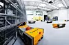 Die intelligenten und miteinander vernetzten Transportfahrzeuge vom Fraunhofer-Institut für Materialfluss und Logistik (IML) führen Transporte von einem Hochregallager zu Arbeitsstationen aus. Dabei koordinieren sie sich selbstständig untereinander ohne jegliche zentrale Steuerung. Fraunhofer IML