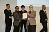 Leo Lorenz (ECPE in Deutschland und General Conference Director PCIM Europe) überreicht Vinoth Kumar Sundaramoothy die Urkunde. Im Hintergrund die beiden anderen Gewinner Hidekazu Umeda (links) und Gang Yang (mitte).