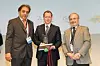 Bei der Verleihung 2015 (v.l.n.r.): Dr. Gourab Majumdar (Mitsubishi Electric in Japan und Sponsor des Young Engineer Award), Jan Richter (Gewinner des Young Engineer Award) und Prof. Leo Lorenz (ECPE in Deutschland und General Conference Director PCIM Eur