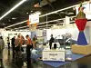 Premiere auf der Messe SMT Hybrid Packaging 2007: Mit Pasten-Handdrucker und Platinen einerseits sowie Reinigungsrollen oder manuelle getränkte Reinigungstücher andererseits schlugen Hannusch Industrieelektronik und Vliesstoff Kasper auf ihrem ersten gemeinsamen Messestand die Brücke zueinander.