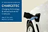 Weißes Elektroauto mit eingestecktem Ladekabel, Hinweis auf CHARGETEC Konferenz am 27.–28. Mai 2025 im SZ-Tower München zur Ladeinfrastruktur