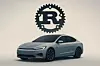 Das Logo der Programmiersprache Rust schwebt über einem Auto. Im Auto sind diffus Code-Zeilen zu erkennen, die den Software-Anteil symbolisieren sollen.