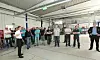 Die LPKF-Mitarbeiter aus Erlangen machen sich ein Bild vom neuen größeren Produktionsstandort in Fürth.