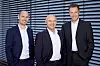 Die TQ-Firmengründer und Geschäftsführer Detlef Schneider (Mitte) und Rüdiger Stahl (rechts) zusammen mit dem neuen Mitglied der Geschäftsführung von TQ-Systems Stefan Schneider (links).