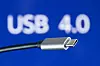 USB4, manchmal auch als USB 4.0 bezeichnet bietet Übertragungsgeschwindigkeiten von 40 Gbit/s und genügend Videobandbreite für zwei 4K-Displays oder ein 8k-Display.