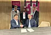 Vorne von links: Vegard Wollan, CEO Nordic Semiconductor, und Dennis Nikles, Managing Director Deutsche Telekom IoT. Hintere Reihe von links: Maximilian Ahrens, SVP Digital, Deutsche Telekom, Uday Patil, Head of IoT HW and Services sowie Oyvind Birkenes, EVP Long-Range, Nordic Semiconductor.