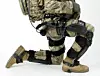Das Onyx-Exoskelett von Lockheed Martin ist ein tragbares System, das speziell für den militärischen Einsatz entwickelt wurde, um die körperliche Belastung von Soldaten zu reduzieren. Die motorisierte Unterstützung im Bereich der unteren Extremitäten führt zu einer Verbesserung der Ausdauer und Mobilität von Soldaten in anspruchsvollen Umgebungen. Das System basiert technisch auf einer leichten Karbonfaserstruktur, welche an den Beinen und der Hüfte angebracht ist. Die Erfassung der Bewegungen des Trägers erfolgt durch integrierte Sensoren, welche eine Steuerung der elektrischen Aktuatoren an den Gelenken in Echtzeit ermöglichen. Die gezielte Unterstützung beim Gehen, Laufen und Heben schwerer Lasten verringert Muskelermüdung und Verletzungsrisiko.Ein wesentliches Charakteristikum ist die adaptive Ausgestaltung des Systems in Bezug auf die topografischen Gegebenheiten sowie die Aktivitäten des Soldaten. So erfolgt auf unebenem oder steilem Terrain eine Intensivierung der Unterstützung. Das Exoskelett wird mittels wiederaufladbarer Batterien betrieben und nutzt intelligente Energiemanagementsysteme, um die Einsatzzeit zu optimieren. Es ist modular aufgebaut und kann gemäß den Anforderungen erweitert werden, beispielsweise für den Oberkörper oder spezifische militärische Aufgaben.