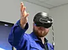 Marc Schneider, Teamleiter in der Getriebemontage, bei der Simulation der neuen Produktionslinie via Virtual Reality.