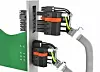 Der Power-Hybrid-Leiterplatten¬steckverbinder mit verrastbarem „Push Button“ verfügt über eine schlanke Leitungsführung mit installationsge¬rechter 30°-Geomet¬rie. Der Abstand zwischen den Gerätereihen kann um bis zu 10 cm geringer aus¬fallen. Weidmüller