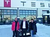 Tesla Kurzer Stopp in Tromsø, an der nördlichsten Tesla-Werkstatt der Welt.
