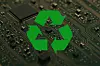 Nahaufnahme einer Leiterplatte mit grünem Recyclingsymbol – Symbolbild für das stoffliche Recycling von Elektro- und Elektronikgeräten gemäß VDI 2343.