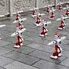 China hat jetzt laut der International Federation of Robotics jetzt eine höhere Roboterdichte als der große Systemkonkurrent USA - das Bild zeigt kleine humanoide Roboter beim Tai Chi in China