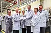 Matthias Horn, Werkleiter Johnson Controls, präsentiert die 40-millionste AGM-Batterie, die in Zwickau produziert wurde (v.l.): Jürgen Ahnert, Matthias Horn, Gerald Otto (Mitglied Landtag Sachsen, Franziska Erdle (WV Metalle), Stefan Brangs (Staatssekretär Wirtschaftsministerium Sachsen), Sabine Zimmermann (Bundestagsabgeordenete), Mario Pecher (Landtagsabgeordneter Sachsen).
