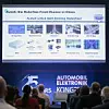 Jiangxiong Xiao (AutoX) spricht per Leinwand zu den Besuchern des Automobil Elektronik Kongress