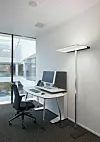Die LED-Stehleuchte sorgt für flexibles Licht in jeder Bürosituation.